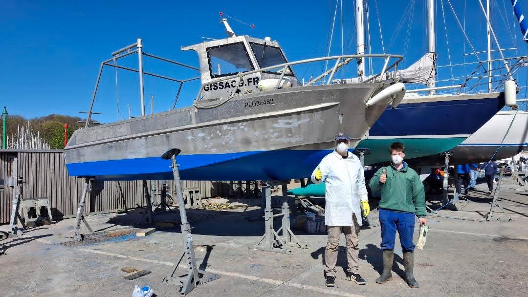 Andrzej et Ke-ieun masqués pour l'antifouling