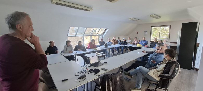 une vingtaine de participants attentifs à la sensibilisation de Bernard