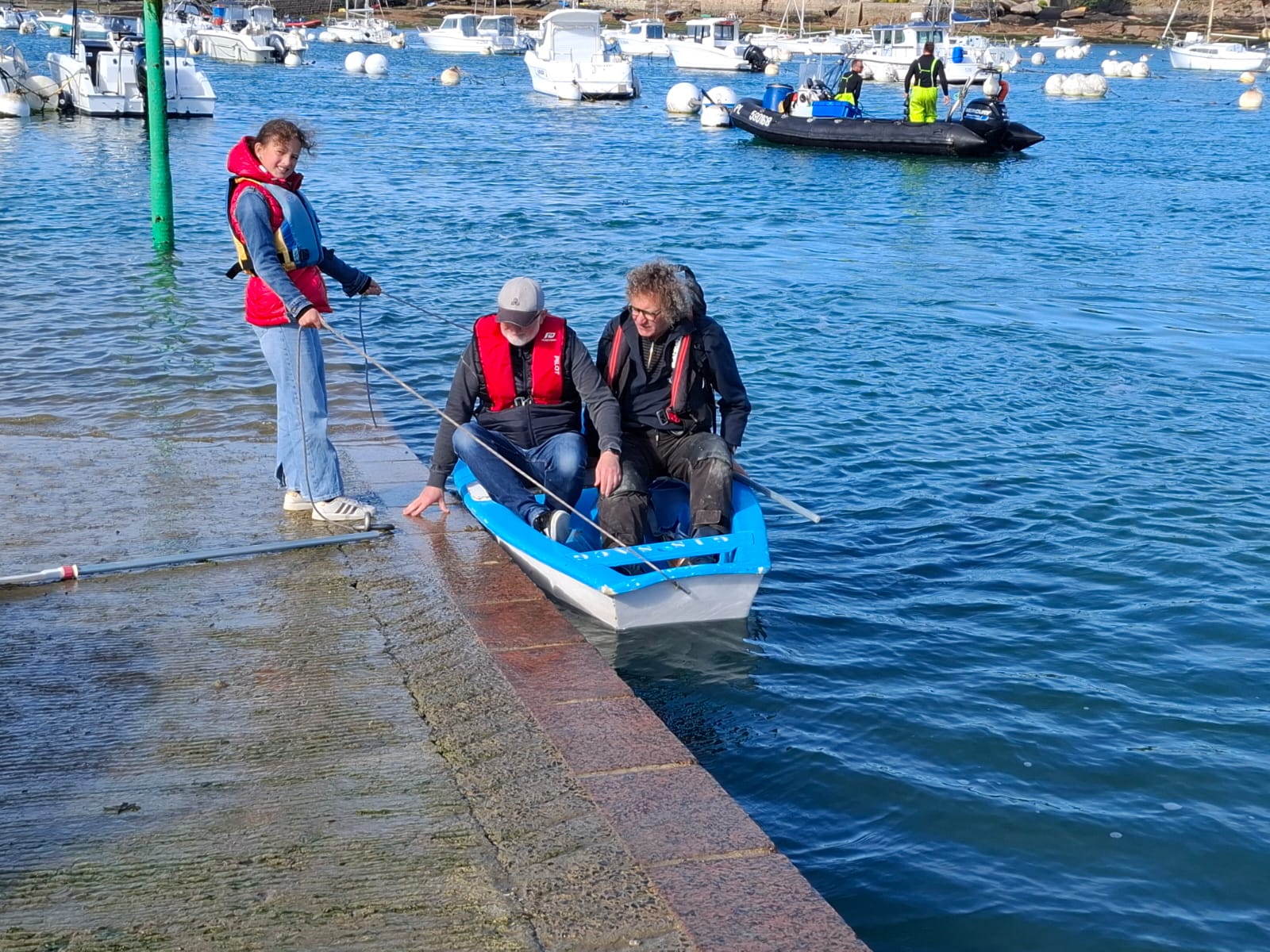 après avoir amarré le tritonia, Andrzej et Thierry (assistés de Lilou) dans son annexe